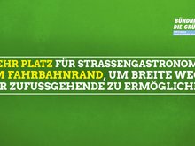Mehr Platz für Straßengastronomie am Fahrbahnrand, um breite Wege für Fußgänger*innen zu ermöglichen